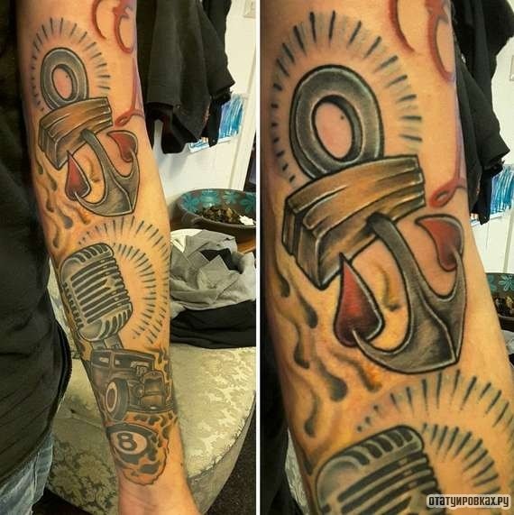 Фотография татуировки под названием «Якорь с микрофоном»