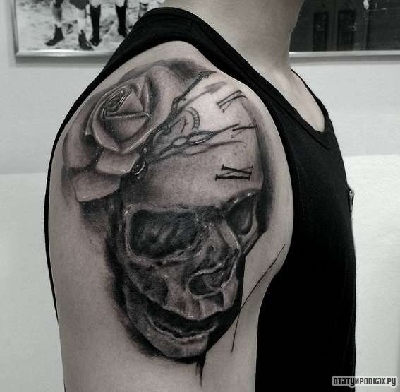 Фотография татуировки под названием «Череп, роза и часы»
