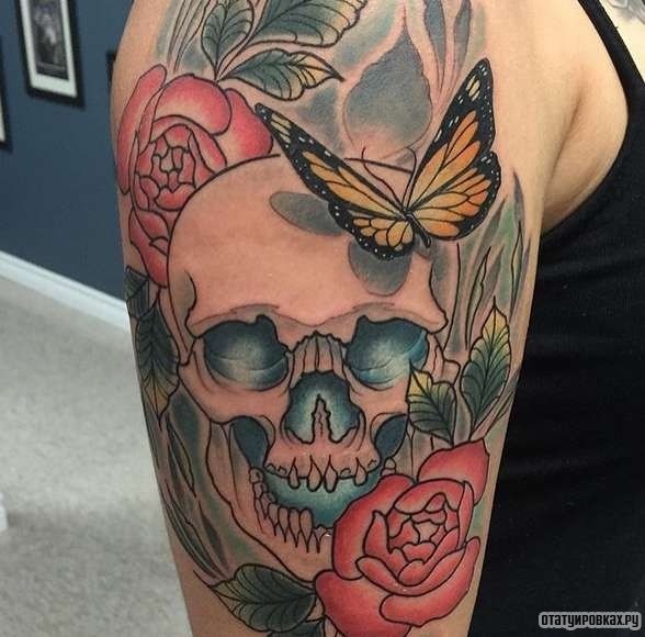 Фотография татуировки под названием «Череп с бабочкой»