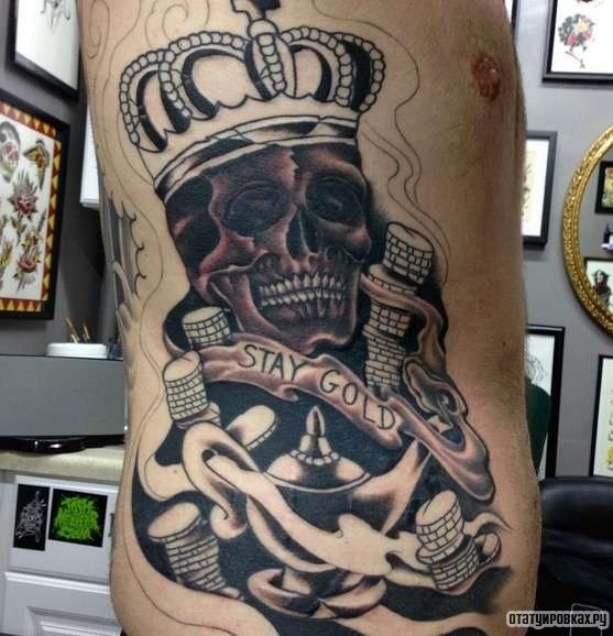 Фотография татуировки под названием «Череп в короне»
