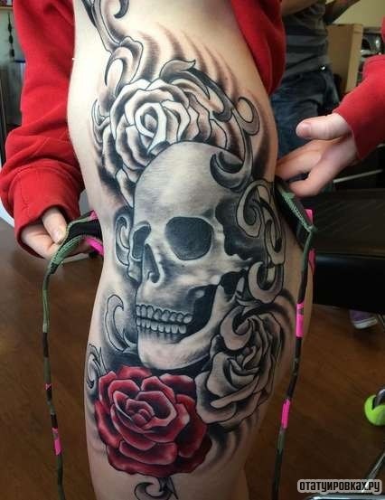 Фотография татуировки под названием «Череп с розами и узором»