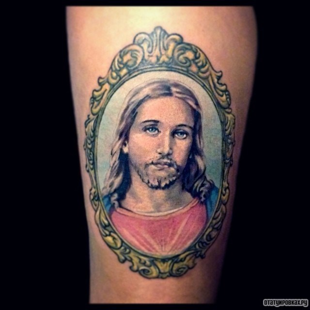 Фотография татуировки под названием «Портрет Иисуса в рамке»