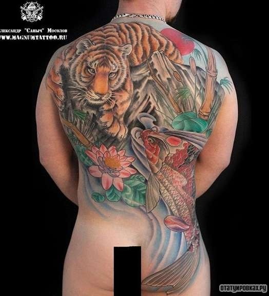 Фотография татуировки под названием «Тигр с карпом»