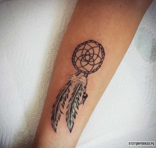 Фотография татуировки под названием «Ловец снов из двух перьев»