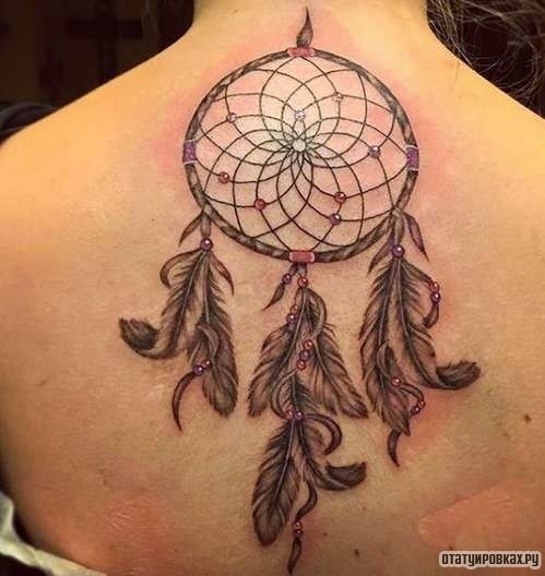 Фотография татуировки под названием «Ловец снов и несколько перьев»