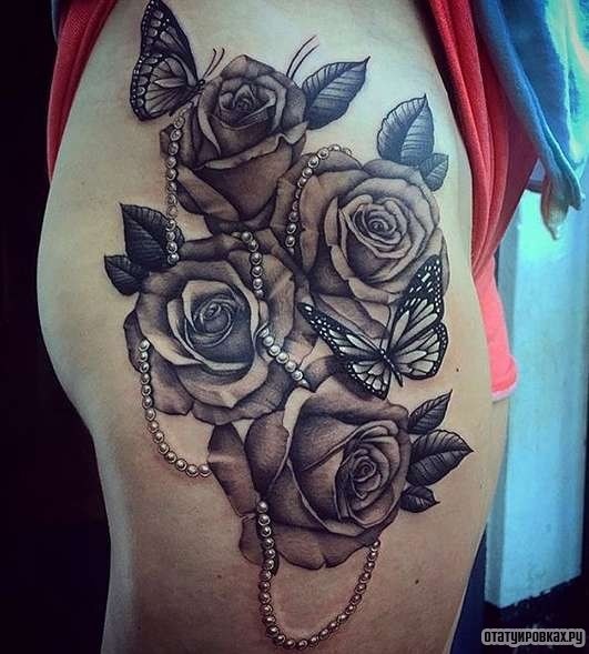 Фотография татуировки под названием «Четыре розы с бабочками и бусами»