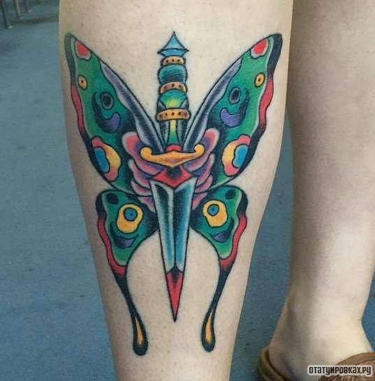 Фотография татуировки под названием «Бабочка из кинжала»