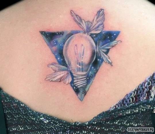 Фотография татуировки под названием «Бабочка на лампочке в треугольнике»
