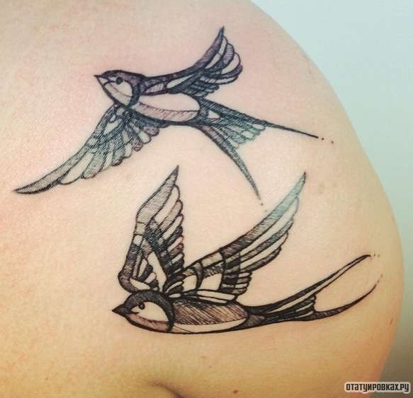 Фотография татуировки под названием «Ласточки в полете»