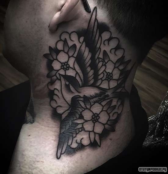 Фотография татуировки под названием «Ласточка в цветах»