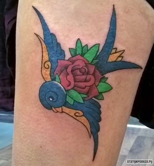 Фотография татуировки под названием «Ласточка и красная роза»