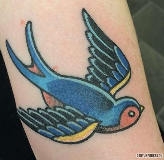Фотография татуировки под названием «Ласточка в полете»