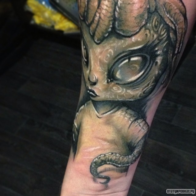 Фотография татуировки под названием «Зеленый пришелец»