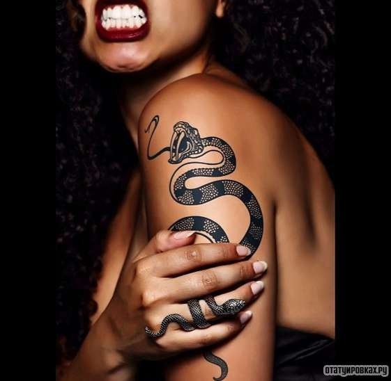 Татуировка змеи на плече у девушки