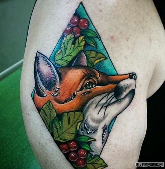 Фотография татуировки под названием «Лиса с брусникой»