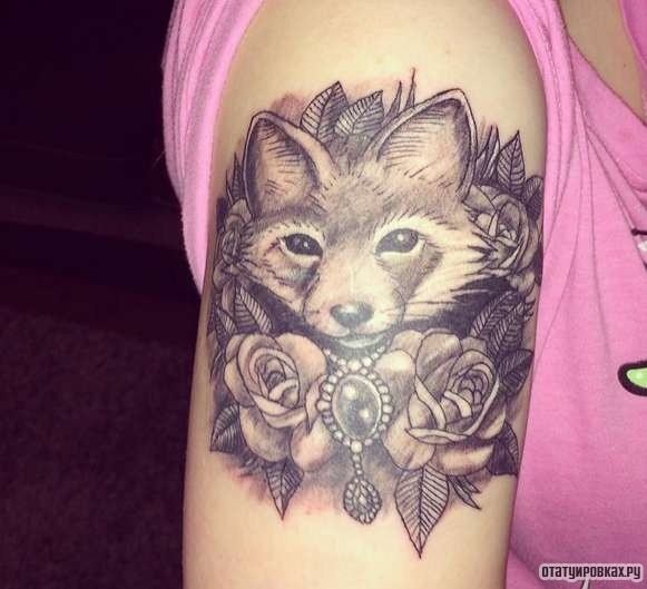 Фотография татуировки под названием «Лиса с подвеской и розами»