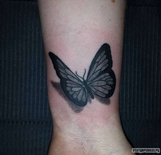 Фотография татуировки под названием «Бабочка с тенью чб»