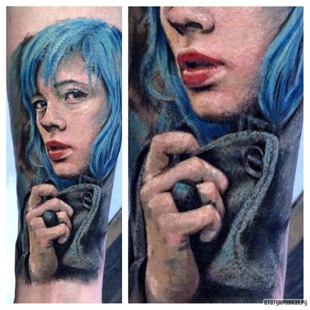 Фотография татуировки под названием «Портрет девушки с голубыми волосами»
