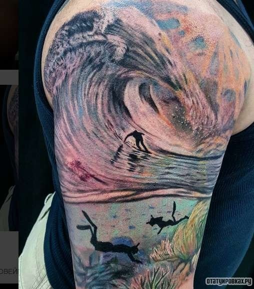 Фотография татуировки под названием «Серферы и аквалангисты с волной»