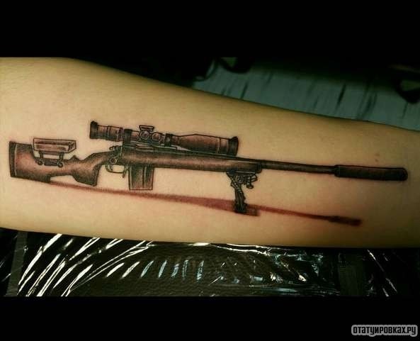 Фотография татуировки под названием «Снайперская винтовка»