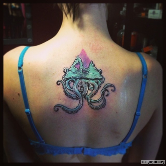 Фотография татуировки под названием «Осьминог в треугольнике»