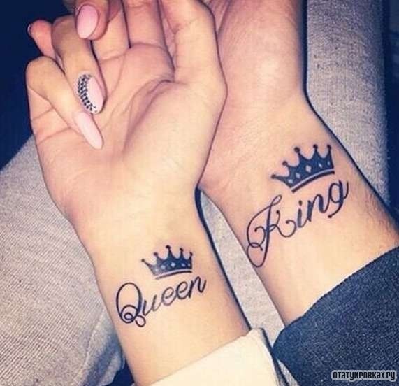 Фотография татуировки под названием «Две короны и надпись»