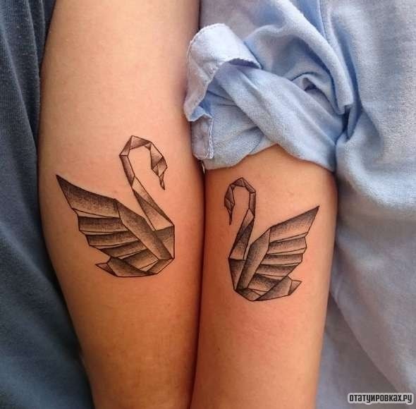 Фотография татуировки под названием «Два лебедя»