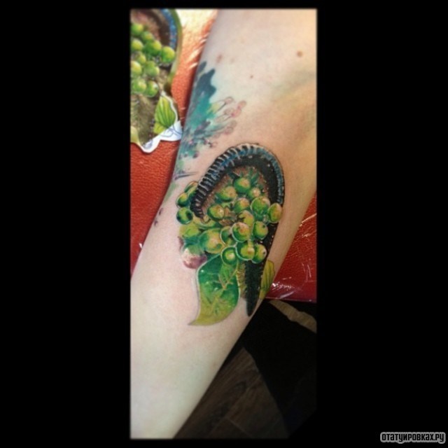 Фотография татуировки под названием «Червяк с зелеными ягодами»