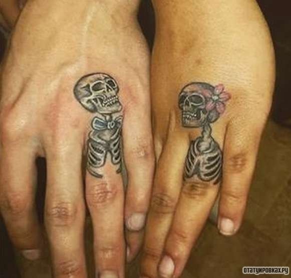 Фотография татуировки под названием «Два скелетика»