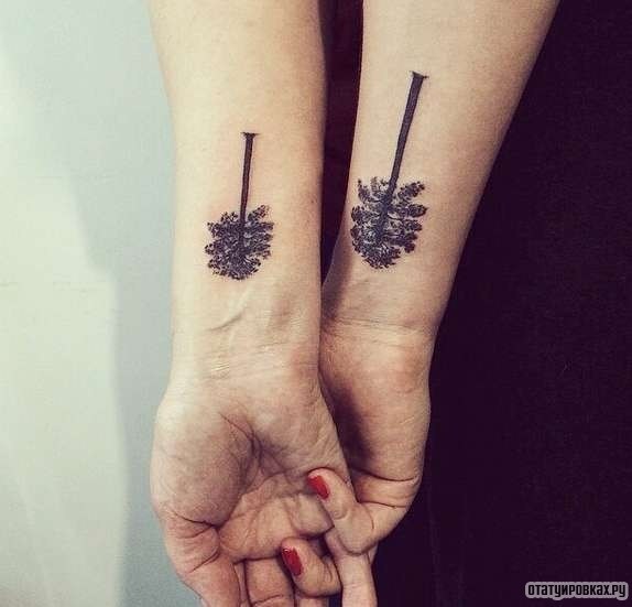 Фотография татуировки под названием «Два дерева кверху ногами»