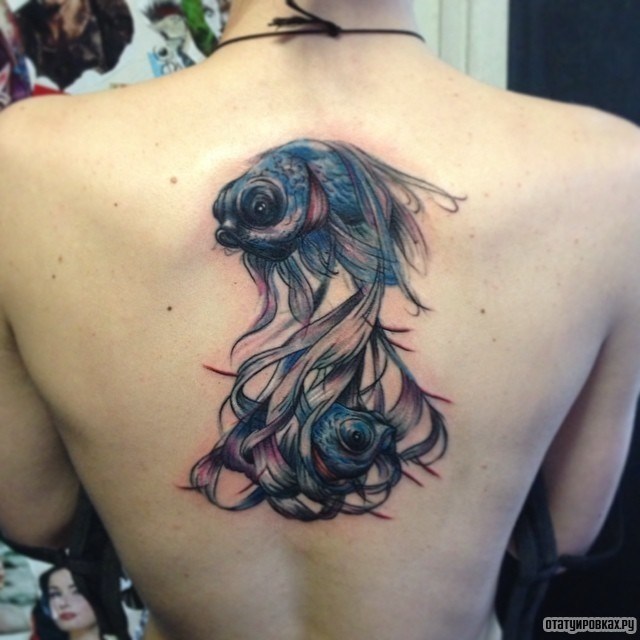 Фотография татуировки под названием «Две золотые рыбки в синем цвете»