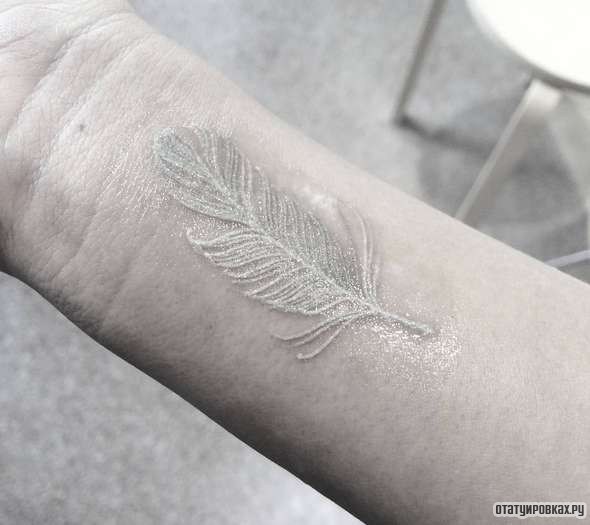 Фотография татуировки под названием «Белое перо»