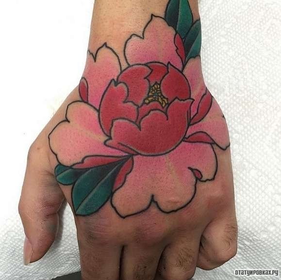 Фотография татуировки под названием «Красный пион с листьями»