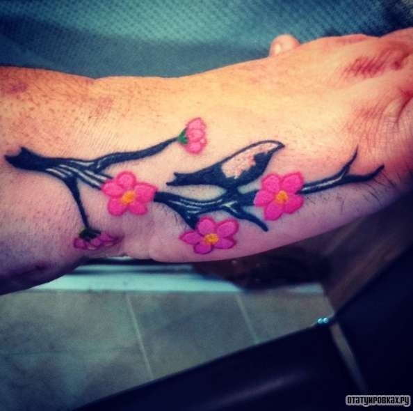 Фотография татуировки под названием «Ветка сакуры с птицей»