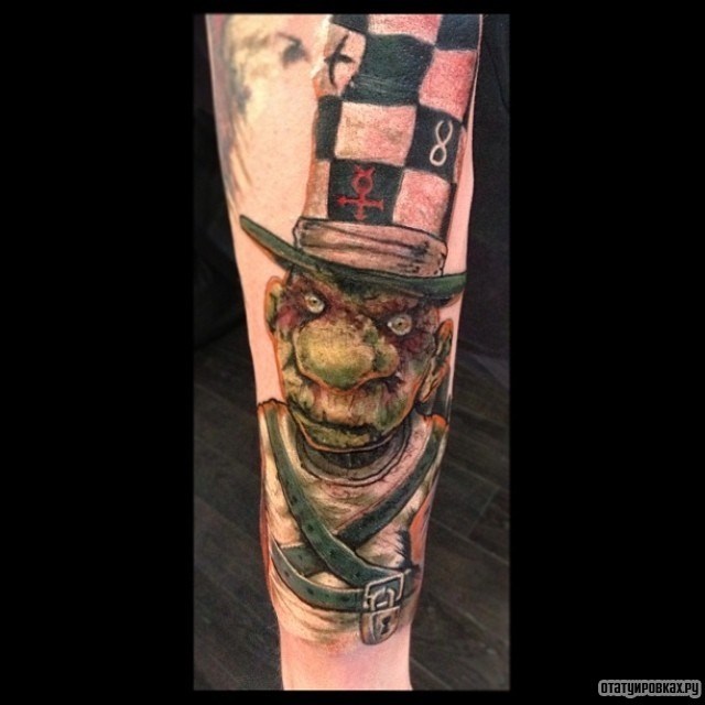 Фотография татуировки под названием «Зеленый мультяшный герой в шляпе»