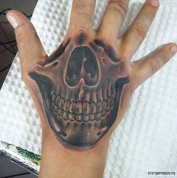 Фотография татуировки под названием «Очертания черепа»
