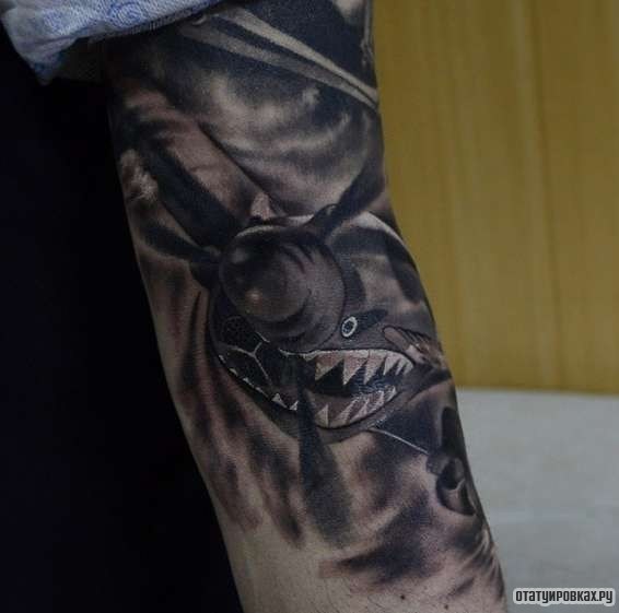 Фотография татуировки под названием «Самолет - акула»