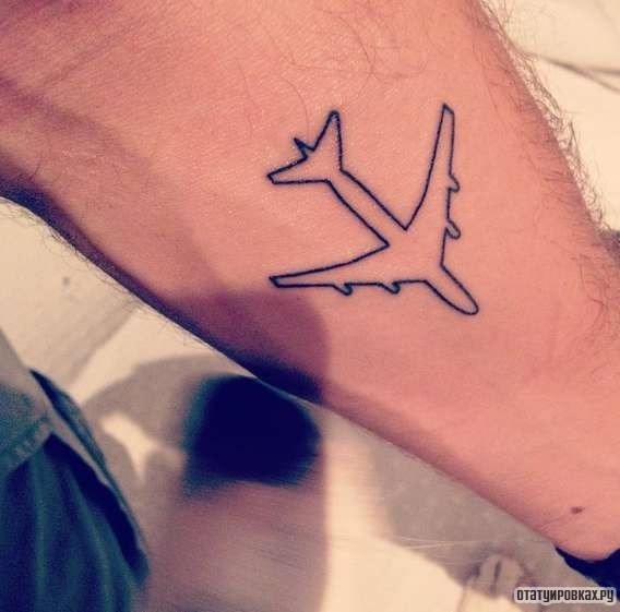 Фотография татуировки под названием «Самолет»