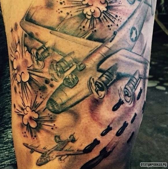 Фотография татуировки под названием «Бомбардировщик самолет»