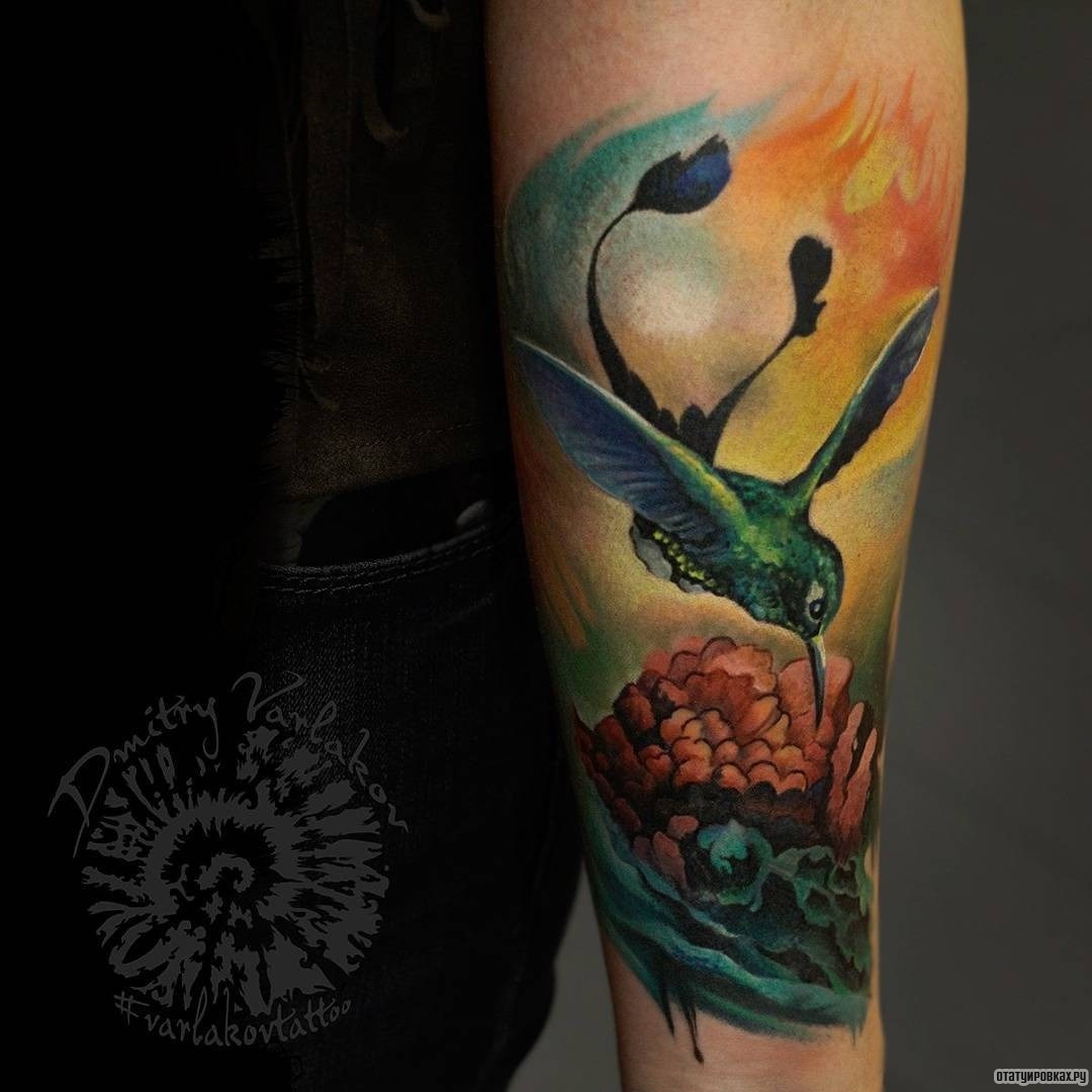 Фотография татуировки под названием «Птица колибри у цветка»