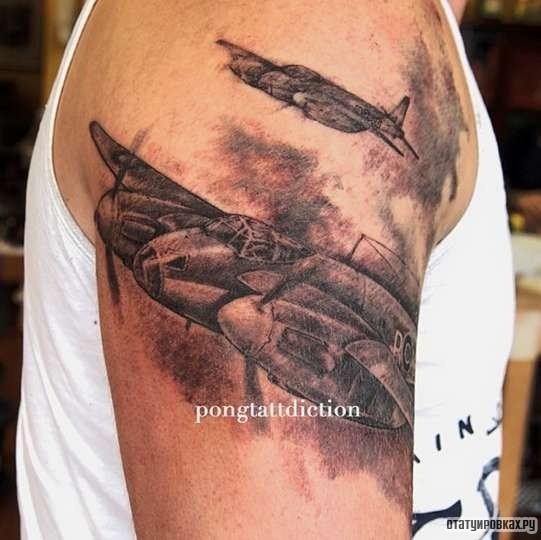 Фотография татуировки под названием «Два самолета в небе»