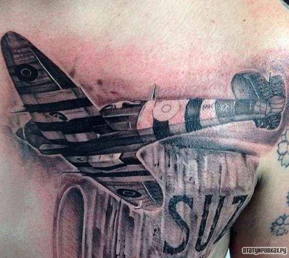 Фотография татуировки под названием «Самолет»