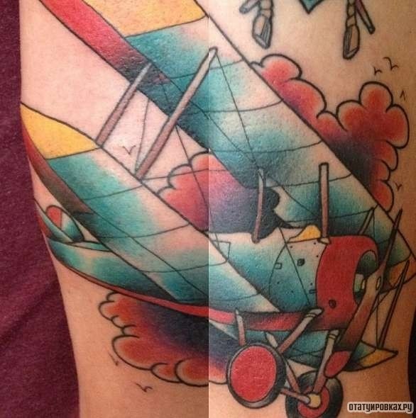 Фотография татуировки под названием «Самолет кукурузник»
