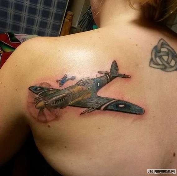 Фотография татуировки под названием «Большой и маленький самолеты»