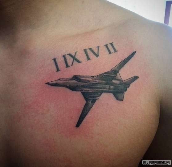 Фотография татуировки под названием «Самолет и римские цифры»
