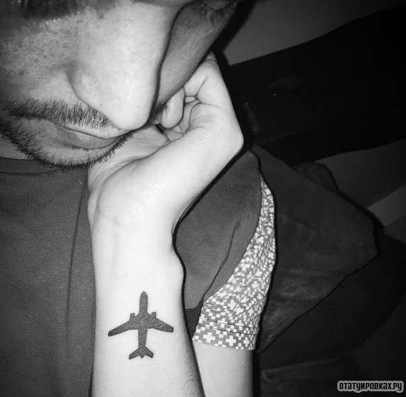 Фотография татуировки под названием «Самолет чб»