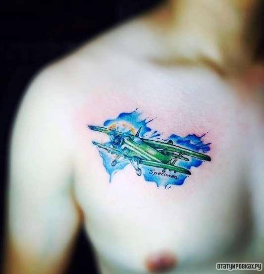 Фотография татуировки под названием «Самолет кукурузник в красках»