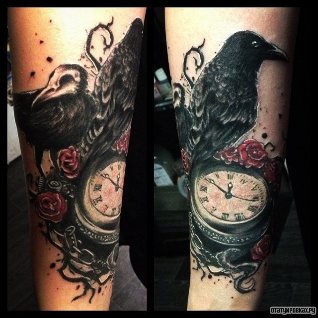 Фотография татуировки под названием «Ворон сидит на часах»