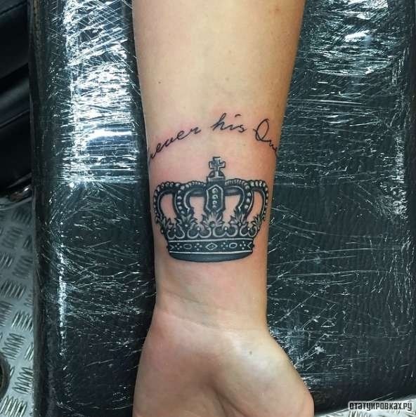 Фотография татуировки под названием «Корона и надпись»