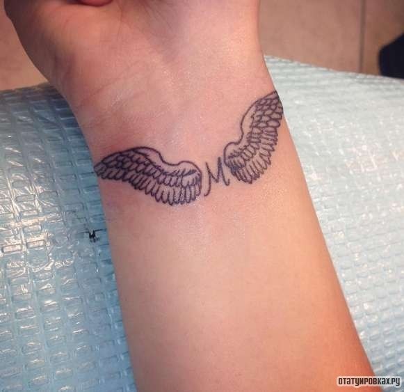 Фотография татуировки под названием «Буква М с крыльями»